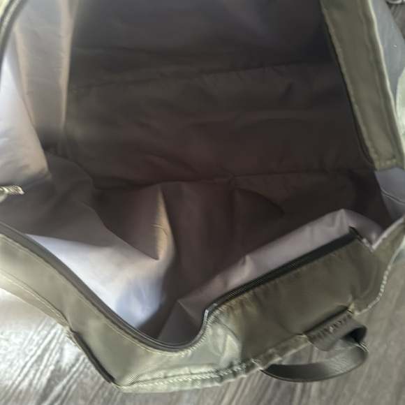 🍍UNDER ARMOUR TOTE 🍍WIDTH 20”🍍length 13” - Picture 3 of 3